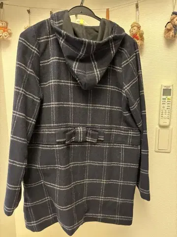 네이비 계열 체크 후드 부착 더플 코트