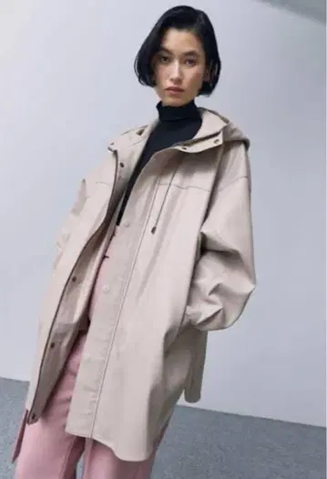 STUNNING LURE 핑크 베이지 후드 부착 페이크 가죽 자켓