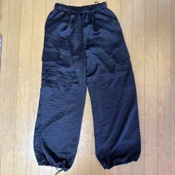 LOWRYS FARM 블랙 새틴 카고 팬츠