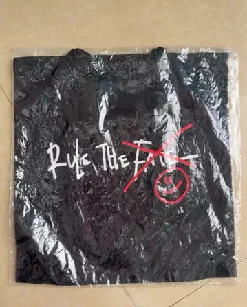 Rule The Fate 그래픽 프린트 블랙 토트백