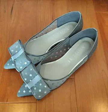 새상품급 LE TALON 포인티드 튤 리본 그레이 23.0cm