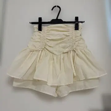 프릴 달린 크림색 숏 스커트