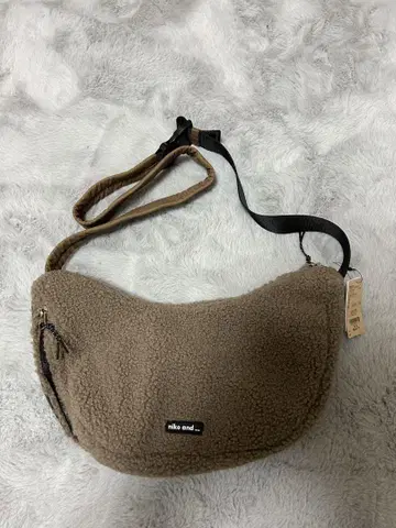 [미사용 새상품] 니코앤드 오리지널 보아 월형 숄더백 베이지