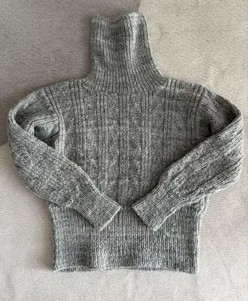 핸드메이드 슬림핏 그레이 터틀넥 크롭 케이블 니트