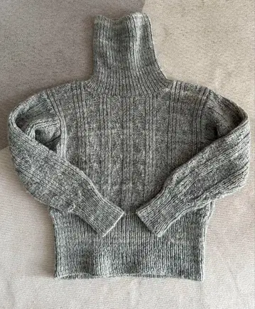 핸드메이드 슬림핏 그레이 터틀넥 크롭 케이블 니트