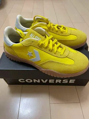 카리나 착용 CONVERSE RAN STAR TRAINER