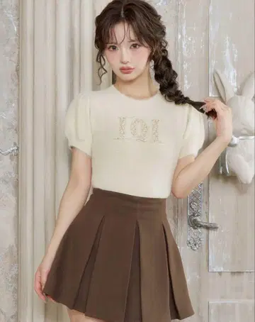 팬시 비즈 DD 로고 니트탑 아이보리