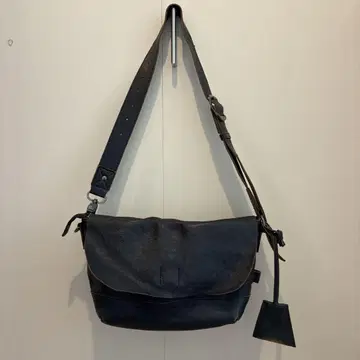 다크 블루 가죽 숄더백