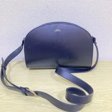 A.P.C. 네이비 가죽 하프문백 숄더백