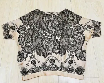 Acuta 아쿠타 블랙 레이스 프린트의 옅은 핑크색 얇은 소재 반팔 상의