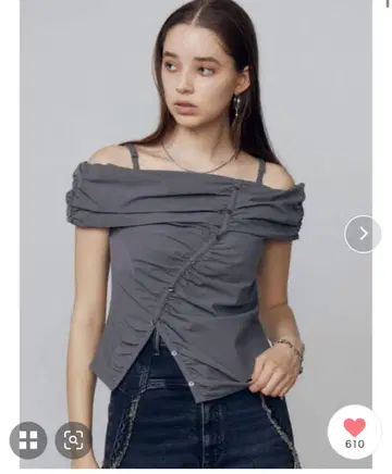 EMODA 오프숄더 버튼 탑 그레이 오프숄더