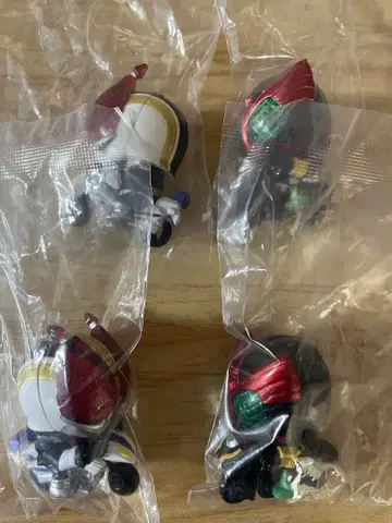 가면라이더 가챠 액션 라이드 오즈, 전왕 2체씩 4개 세트