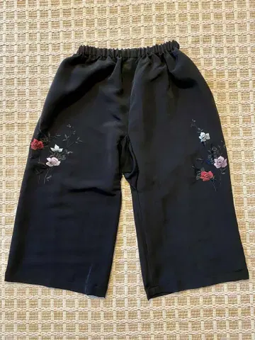 편안한 구몬 꽃무늬 자수 블랙 와이드 팬츠
