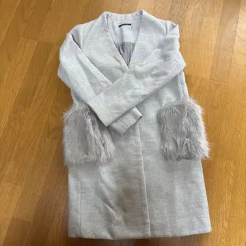 그레이 퍼가 달린 노카라 코트