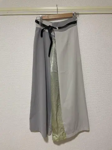 그레이와 실버의 와이드 팬츠