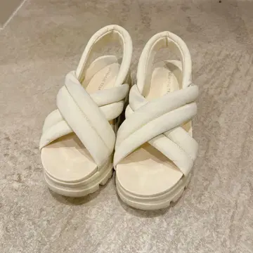 화이트 크로스 스트랩 통굽 샌들
