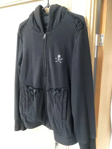 ROEN 레어 스컬 디자인 후드 부착 후드티 블랙 스와로