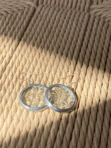 대만의 고재 유리를 사용한 귀걸이