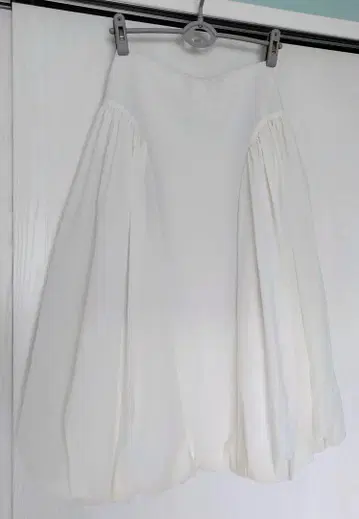 화이트~아이보리색 나일론 소재 벌룬 롱 스커트 새상품급