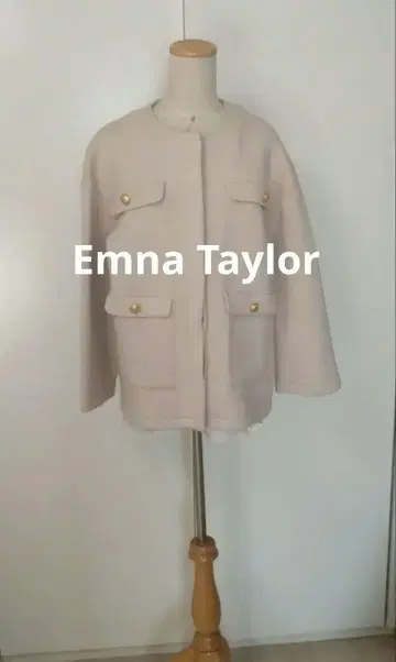 택 포함 새상품 Emna Taylor 골드 종이상자 노카라 자켓