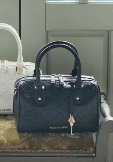 Maison de FLEUR 모노그램 큐리오 숄더백
