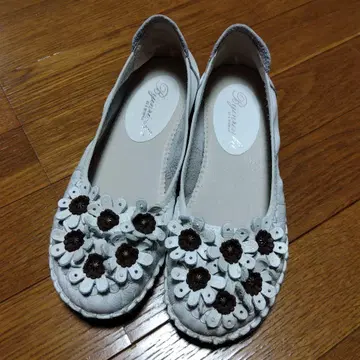 꽃 모티브 플랫슈즈 화이트 가죽