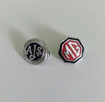 AJS와 MG 엠블럼 핀 배지 2개 세트