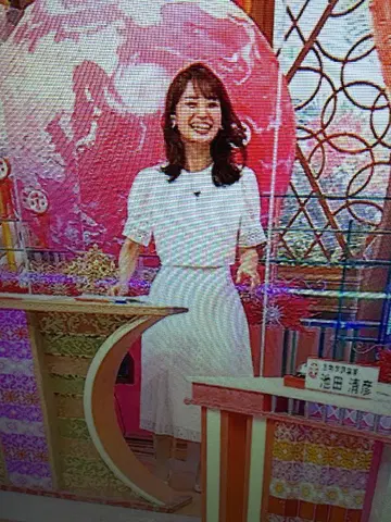후지TV 이노우에 세이카 아나운서 착용 noela 플라워 레이스 셋업