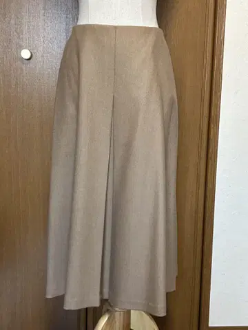 미사용 새상품 시빌라 스커트 베이지