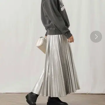 새상품급 Gready Brilliant 에코 가죽 플리츠 스커트 실버