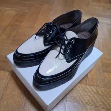 통굽 레이스업 로퍼 에나멜 블랙 화이트 스페인산