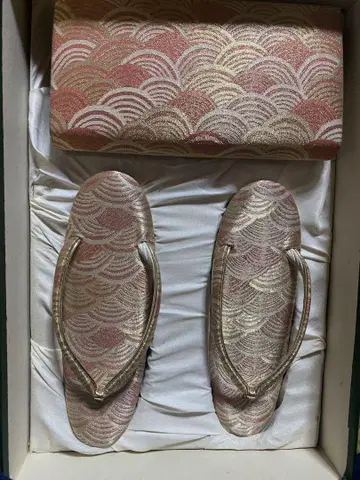 물결 무늬 일본 나막신과 케이스 세트