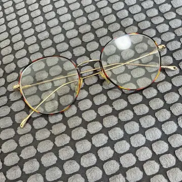 골드와 레드의 오벌 안경