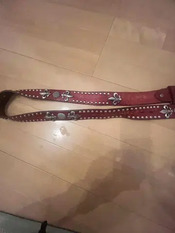 빨간색 스터드 벨트