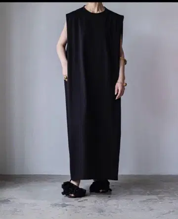 VONIQUE 슬리브리스 박스 원피스 드레스