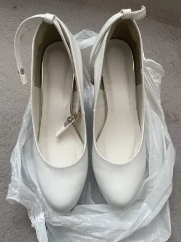 화이트 12cm 힐 펌프스