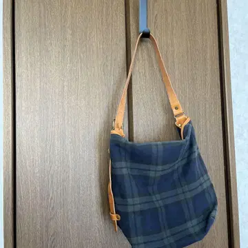 네이비 계열 체크 숄더백