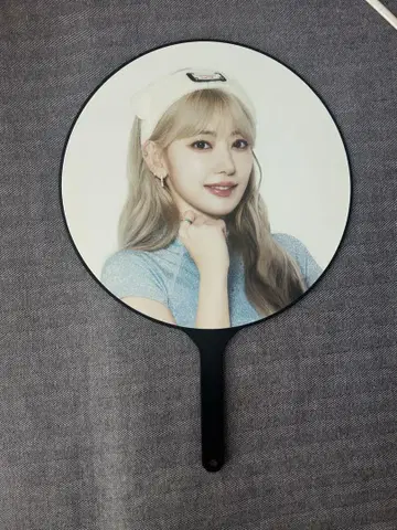 르세라핌 미야와키 사쿠라 부채