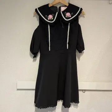 Swan kiss 스완키스 자수 포함 오프숄더 블랙 미니 원피스