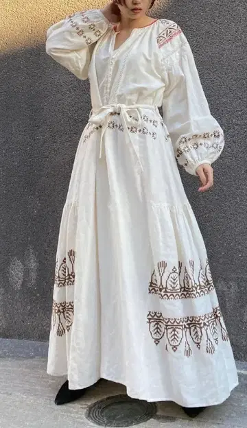 카사플라인 자수 드레스 화이트