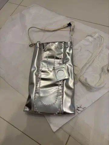 실버 펄 장식 숄더백