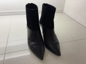 JIMMYCHOO 블랙 가죽 스웨이드 부티 힐 7cm