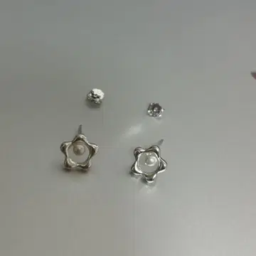 [미사용 새상품] 한국제 925 각인 있음 꽃 모양 실버 귀걸이 펄 장식