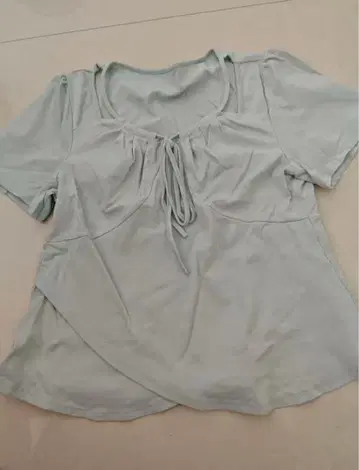 연한 그린 반팔 상의