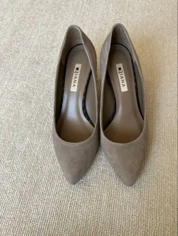 다이애나 스웨이드 펌프스