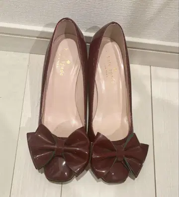 Kate Spade 버건디 리본 포함 하이힐