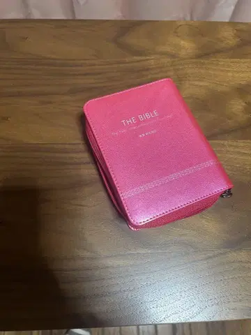 핑크색 지퍼 달린 성경
