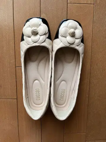 귀여운 꽃 모티브 플랫슈즈 베이지 블랙