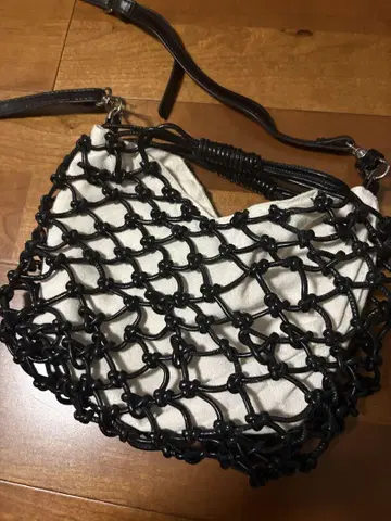 ZARA 인터넷 편물 숄더백