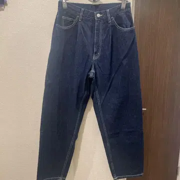 BEAMS 배기 테이퍼드 데님